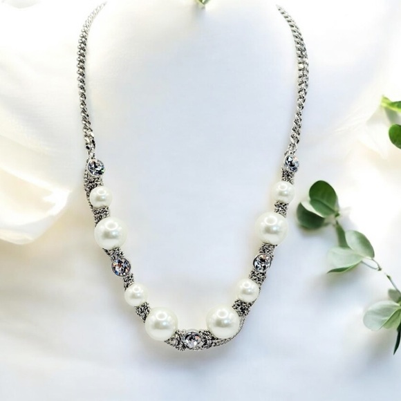 GIVENCHY Faux Pearl and Crystal Collar Vintage Necklace. - Picture 3 of 6